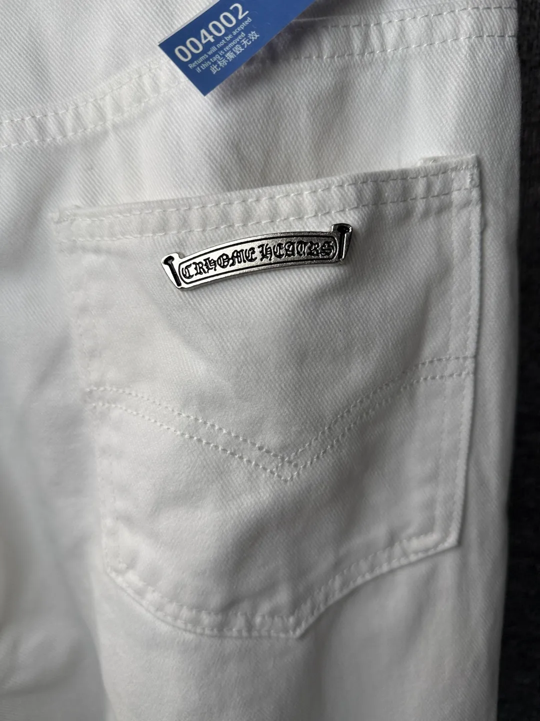 P280 💰 (Top version) Chrome Hearts White Bull King Metal Cross White Leather Heavy Industry Jeans Chrome Hearts is a brand that has always been famous for its high-end and design. The quality of these pants is unparalleled, and a pair is often hard to find at counters. It uses top-notch heavy-duty washing technology, the calf leather laser-cut cross is particularly exquisite, and the aged silver hardware adds a sense of retro and luxury. White denim fabric, paired with a cross leather design, is fashionable and individual. The straight version is also particularly slim. The style is the same for men and women, so whoever wears it will look better! The matching suggestions are as follows: Cool street style: Pair the upper body with a black short crop top, a black leather jacket, and black Martin boots. Wear a silver necklace and ring from Crowe and walk on the street to feel cool. Casual fashion style: wear a simple white cotton T-shirt inside, a loose denim jacket outside, and white sneakers. Overall casual and comfortable, suitable for daily travel and shopping. High-end outfit: Pair it with a black silk-textured shirt, tuck it into pants, and put on a pair of black leather shoes. Wear a black suit jacket to instantly enhance your temperament, and you can attend some formal occasions without any pressure. Color: White Ox King Size: 28-30-32-34 (corresponds to S-M-L-XL)